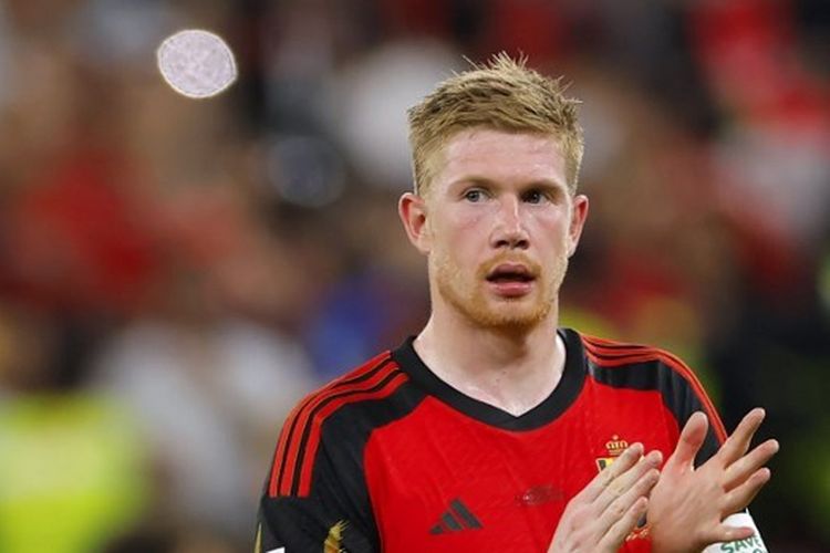 Gelandang timnas Belgia, Kevin De Bruyne, memberikan tepuk tangan untuk penonton usai pertandingan Grup F Piala Dunia 2022 melawan Maroko di Stadion Al Thumama, Minggu (27/11/2022). Belgia kalah 0-2 dari Maroko dan terancam gagal lolos dari fase grup.