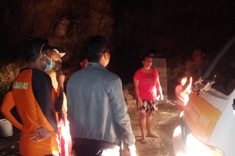 Tim SAR saat mengevakuasi ke empat korban yang terjebak ombak pasang di Pantai Gunung Payung, Rabu (27/4/2022) petang. /Dok.istimewa