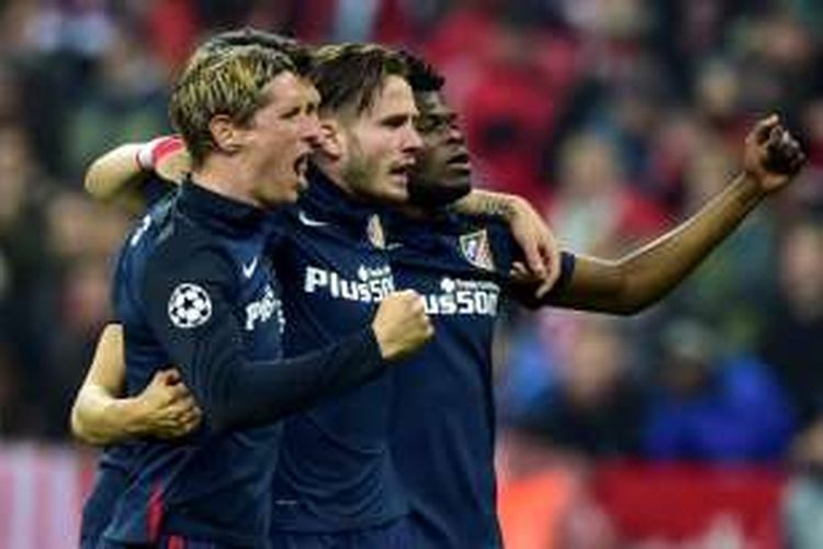 Penyerang Atletico Madrid, Fernando Torres, bersama rekan-rekannya merayakan keberhasilan tim lolos ke final Liga Champions. 