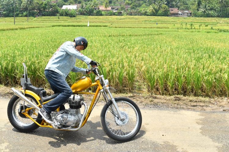 Presiden Joko Widodo saat akan menyalakan motornya secara manual.