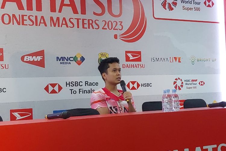 Anthony Sinisuka Ginting dalam sesi konferensi pers usai kemenangan atas Lee Cheuk Yiu (Hong Kong) pada babak 32 besar Indonesia Masters 2023 di Istora Senayan, Rabu (25/1/2023). 