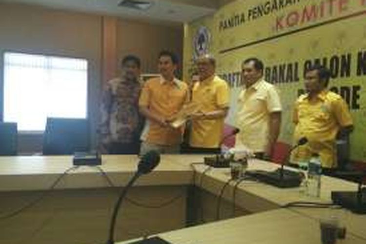 Aziz Syamsuddin menjadi yang pertama saat mendaftar sebagai bakal calon Ketua Umum Partai Golkar di DPP Partai Golkar, Jakarta, Selasa (3/5/2016).