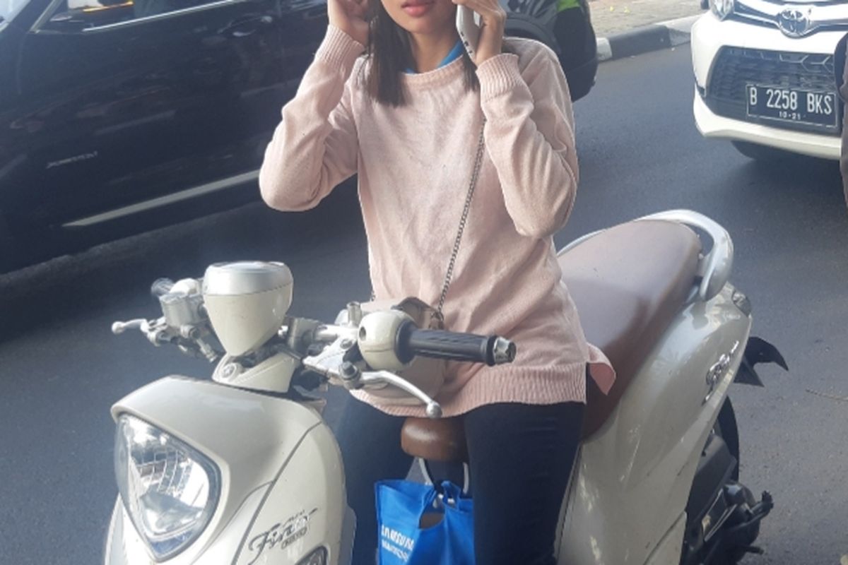 Remaja putri yang ditilang karena tidak membawa SIM, STNK, tidak memakai helm juga di Traffic Light Jalan Raya Tomang, Senin (9/9/2019).