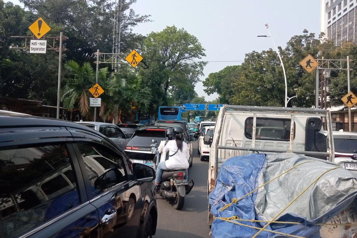 Demo FPI, kemacetan mulai terjadi sejak pertigaan Jalan Medan Merdeka Utara, Jalan Medan Merdeka Timur, dan Jalan Perwira.