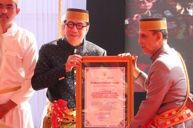 Menkumham Yasonna H Laoly menerima gelar adat dari Dewan Adat Kerajaan Gowa, Jumat (14/6/2024).