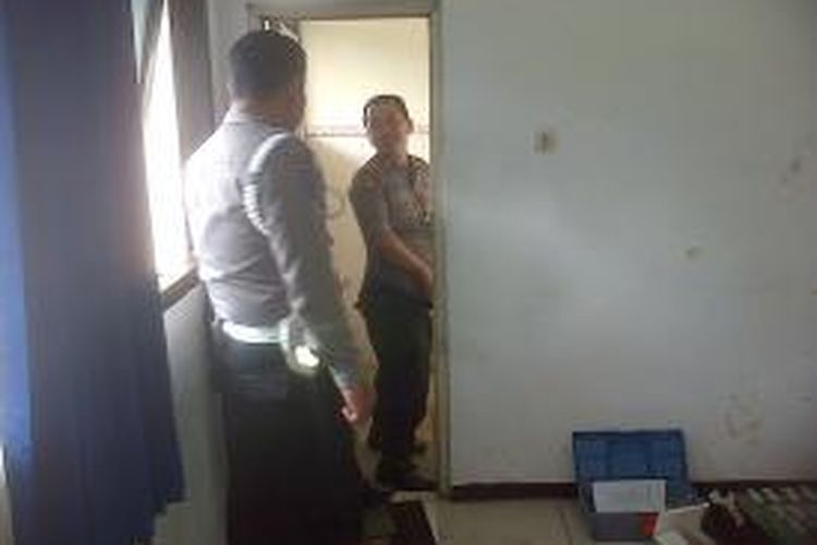 Seorang anggota Sabhara Polres Semarang hampir dua jam tidak bisa kencing saat dilakukan tes urine di Mapolres Semarang, Senin (15/9/2014) siang