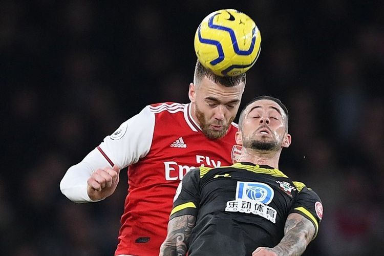 Calum Chambers (merah) berduel dengan Danny Ings pada pertandingan Arsenal vs Southampton dalam lanjutan Liga Inggris di Stadion Emirates, 23 November 2019. 