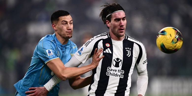 Kapten Timnas Indonesia Jay Idzes berebut bola dengan penyerang Juventus Dusan Vlahovic pada laga Serie A Italia antara Juventus FC dan Venezia FC di Stadion Allianz di Turin, pada 14 Desember 2024. 