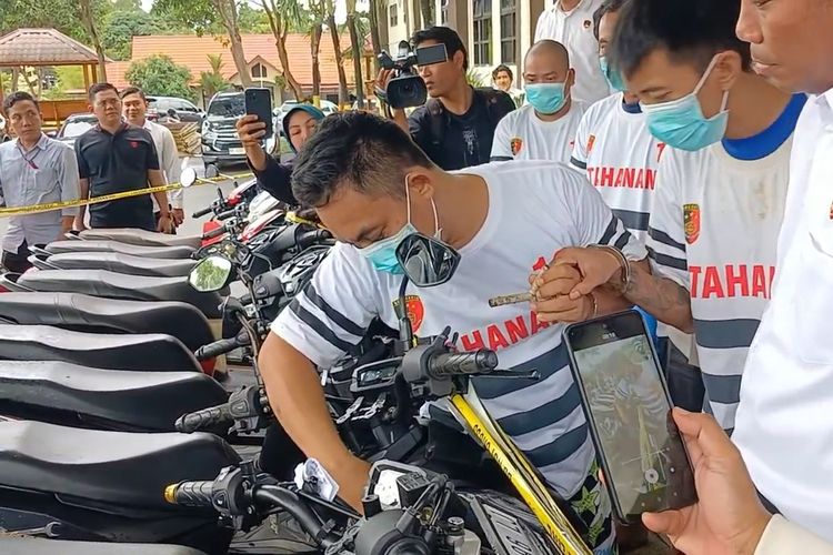 YP, salah satu pelaku dari komplotan pencuri sepeda motor matic di Batam, menunjukkan cara membobol kunci kontak motor sasarannya saat rilis kasus di Mapolda Kepri, Batam, Senin (20/5/2024)
