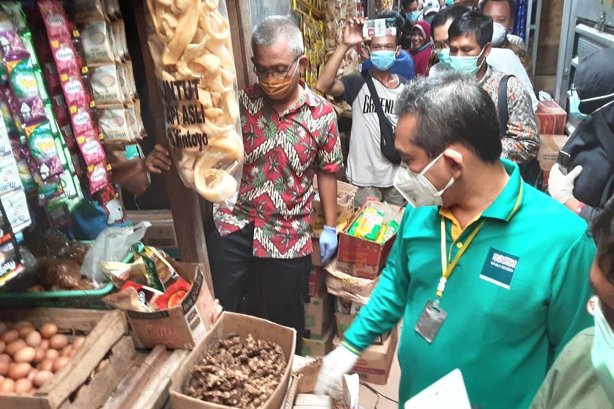 Menteri Perdagangan Agus Suparmanto, saat mengunjungi pasar Kaliwungu Kendal. KOMPAS.COM/SLAMET PRIYATIN