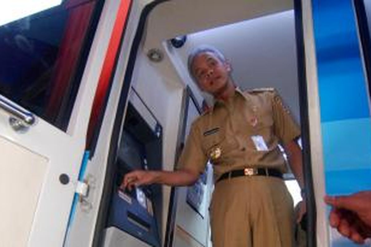 Gubernur Jawa Tengah Ganjar Pranowo meluncurkan aplikasi pembayaran pajak kendaraan bermotor melalui Anjungan Tunai Mandiri, di Kantor Samsat Ungaran, Senin (28/12/2015) siang.