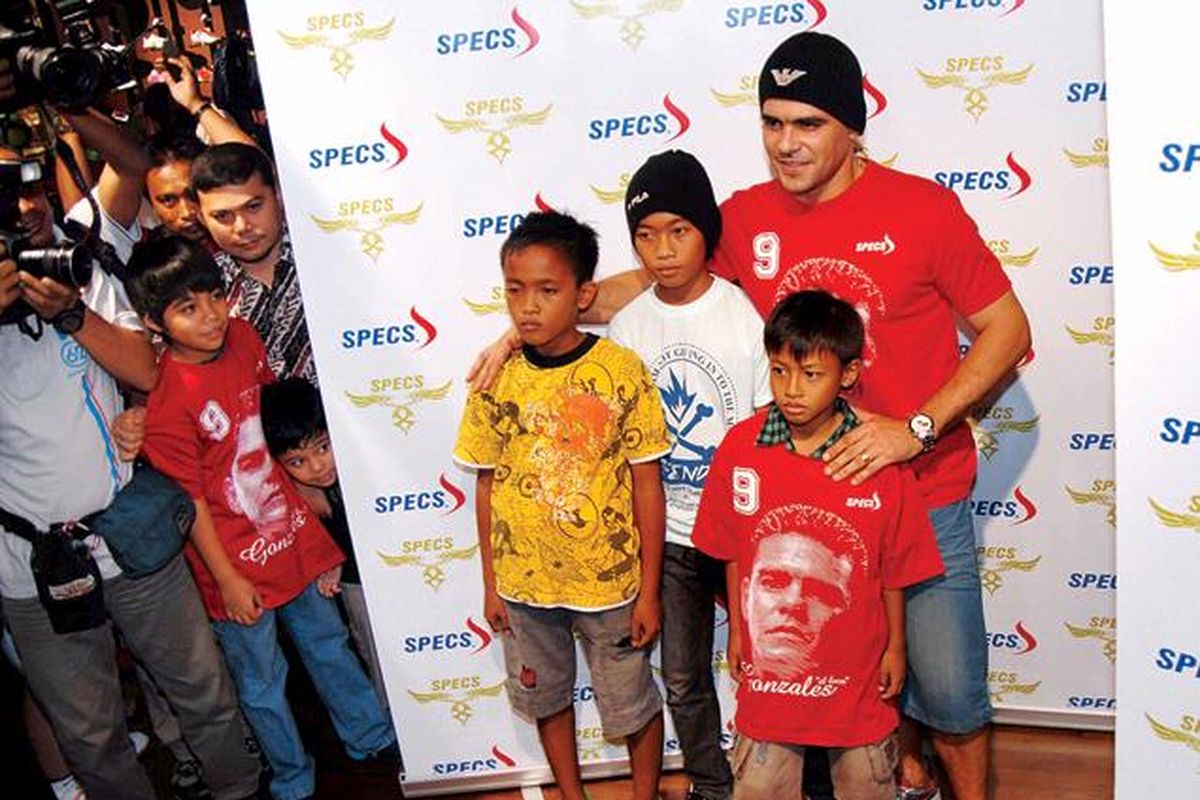 Sejumlah anak berfoto bersama pesepak bola tim nasional, Cristian Gonzales (kanan), pada acara Atlet Day di Tunjungan Plasa, Surabaya, Senin (1/8). Acara yang digelar Fisik Store dan Specs itu untuk mengajak masyarakat mendukung persepakbolaan di Tanah Air.