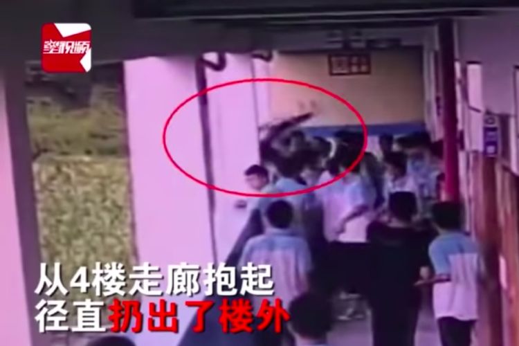 Rekaman CCTV memperlihatkan momen ketika seorang murid dilempar oleh siswa lain dari lantai 4 sekolah di Guangxi, China. Si pelempar mengaku dia sering diganggu oleh murid tersebut.