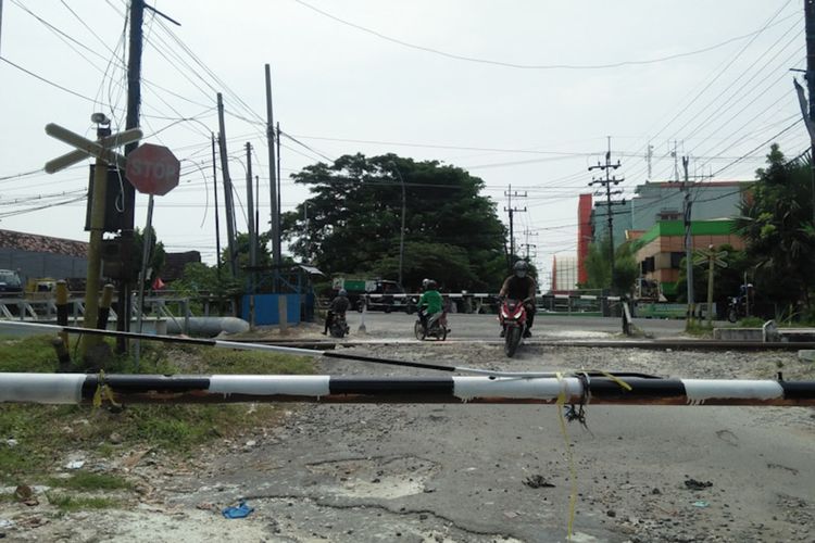 Perlintasan di depan Rumah Sakit Muhammadiyah Lamongan (RSML) yang ditutup, lantaran dinilai rawan terjadi kecelakaan lalu lintas.