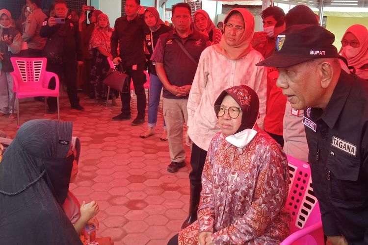 Mensos Risma didamlingi Bupati Pesisir Selatan Rusma Yul Anwar mengunjungi korban bencana Peisisir Selatan, Kamis (14/3/2024)
