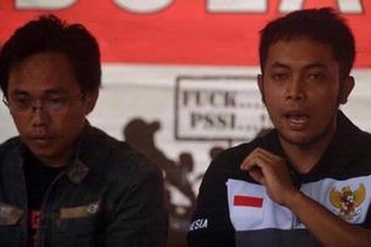 Aktivis dari Indonesia Corruption Watch, Apung Widadi (kanan) 
