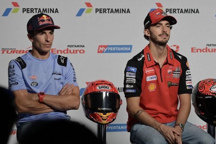 (Kiri ke Kanan) Pebalap Gresini Racing Marc Marquez, pebalap Ducati Tim Lenovo Francesco Bagnaia, pebalap Prima Pramac Racing Jorge Martin menghadiri konferensi pers jelang balapan MotoGP Indonesia 2024 di Pertamina Mandalika International Sirkuit, di Mandalika, Nusa Tenggara Barat, pada 26 September 2024. (Foto BAY ISMOYO / AFP)