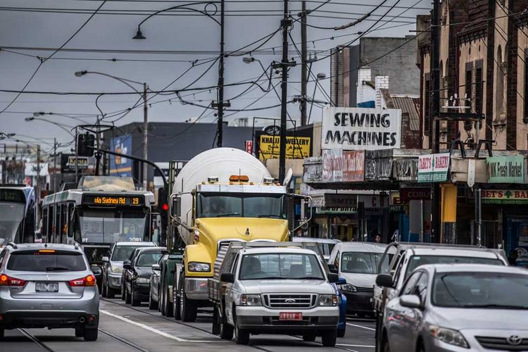 Jalanan kota Melbourne, Australia, yang dipenuhi mobil-mobil impor asal luar negeri.