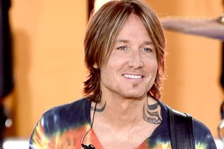 Berkolaborasi bersama, Keith Urban dan P!NK membawakan singel baru mereka One Too Many.