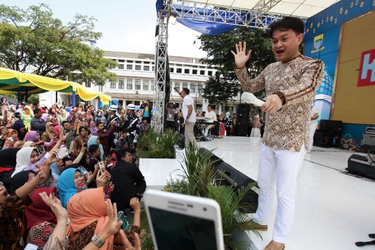 Band Kahitna saat menghibur para PNS Kota Bandung dalam kegiatan halal bihalal Pemkot Bandung di Balaikota Bandung, Jalan Wastukancana, Kamis (6/7/2017) 