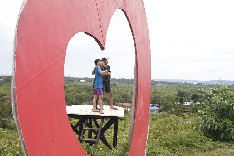 Obyek wisata Bukit Satu Hati di Pulau Biak, Papua Barat. Dari Bukit Satu Hati, wisatawan bisa melihat landmark Kota Biak seperti Bandara Frans Kaisiepo,  Lanud Manuhua, dan Pelabuhan Laut Biak Kota. 