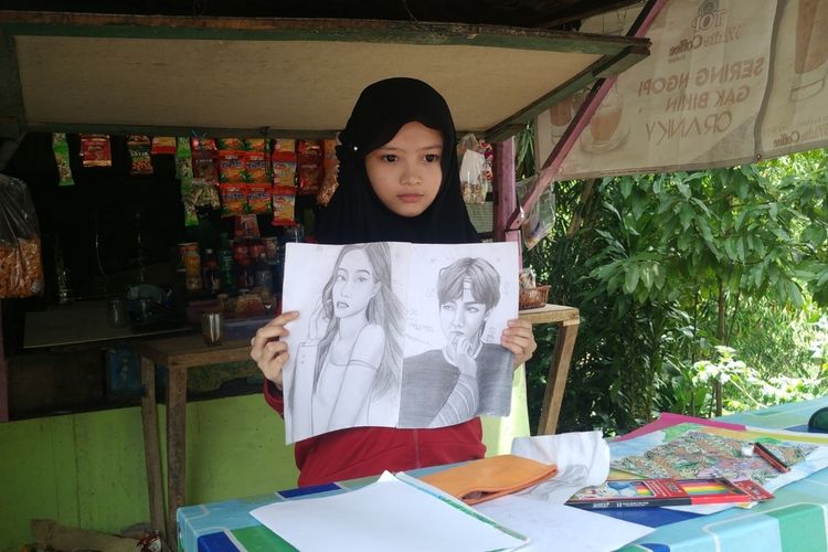 Febby Lissa Ayu Aryanti (17) memperlihatkan hasil gambar sketsa di depan warungnya di Jalan Cikembar-Surade, kampung Cireundeu, Desa Bojongjengkol, Kecamatan Jampangtengah, Sukabumi, Jawa Barat, Kamis (5/3/2020).