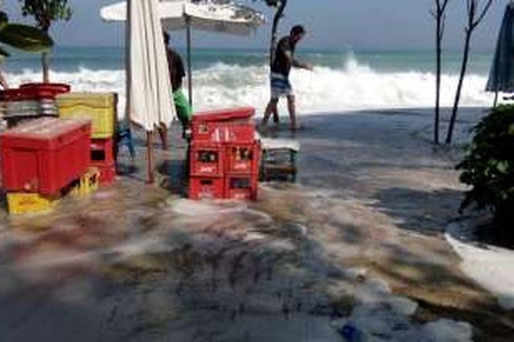 air meluber membasahi dagangan di Pantai Kuta, Senin(6/6/2016)