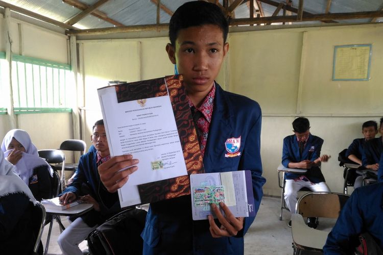 Siswa SMA Negeri 9 Berau, Danil Danuri Tumanduk, menerima beasiswa dari Kementerian Perdagangan, Kamis (20/9/2018). Ia mendapat beasiswa karena aksinya memanjat tiang bendera untuk memperbaiki tali pengait bendera yang putus pada peringatan HUT RI di Pulau Maratua, Kabupaten Berau, Kalimatan Timur.