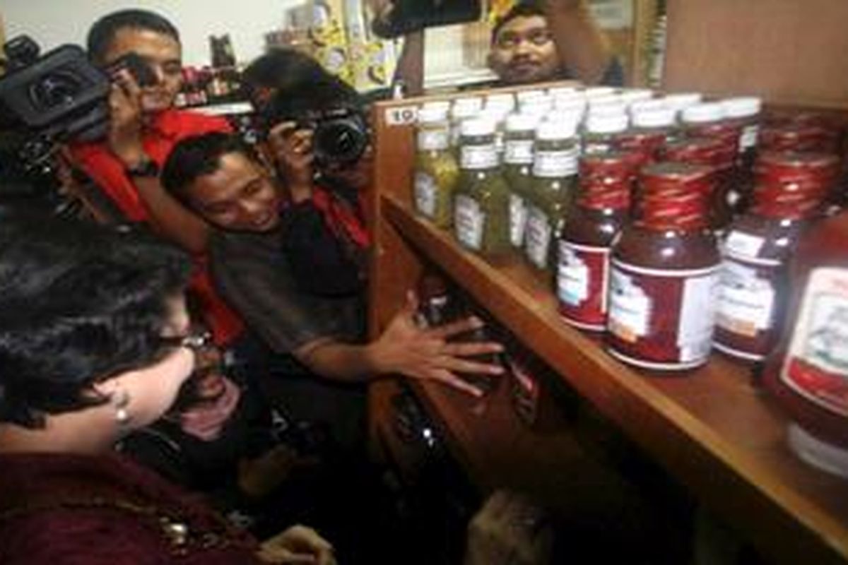 Badan Pengawas Obat dan Makanan (BPOM) melakukan inspeksi mendadak (sidak) produk makanan impor yang tidak memiliki izin beredar yang ditemukan di sejumlah supermarket di Jakarta.