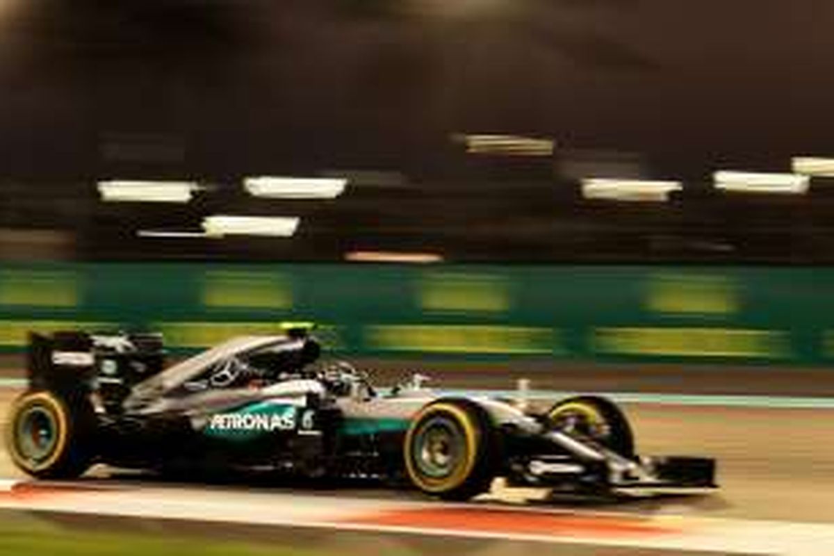 Pebalap Mercedes AMG Petronas F1 Team asal Jerman, Nico Rosberg, memacu mobilnya pada balapan GP Abu Dhabi di Sirkuit Yas Marina, Minggu (27/11/2016).