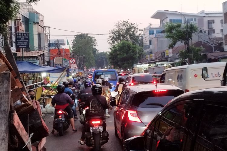 Arus lalu lintas kawasan Pasar Palmerah, Tanah Abang, Jakarta Pusat, semrawut, Rabu (31/5/2023). (KOMPAS.com/XENA OLIVIA)