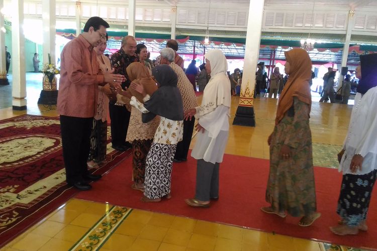 Warga bersalaman dengan Gubernur DIY, Sri Sultan HB X, di bangsal kantor Kepatihan, Jalan Malioboro, Kota Yogyakarta, Senin (3/7/2017)