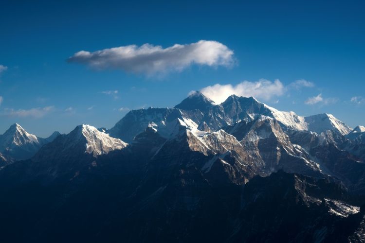 Pemandangan Gunung Everest dan pegunungan Himalaya.