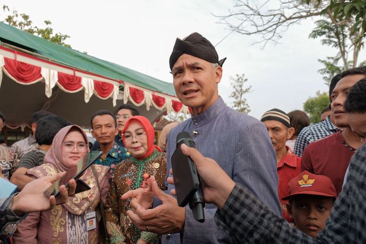 Gubernur Jawa Tengah Ganjar Pranowo saat mengunjungi SDN 1 Karangwader, Kecamatan Penawangan, Kabupaten Grobogan, Kamis (15/6/2023).