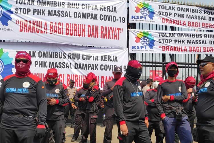 Ratusan buruh melakukan aksi unjuk rasa menentang Panja Baleg dan pemerintah agar tidak melanjutkan pembahasan Omnibus Law di depan Gedung DPR RI, Jakarta, Senin (3/8/2020.0