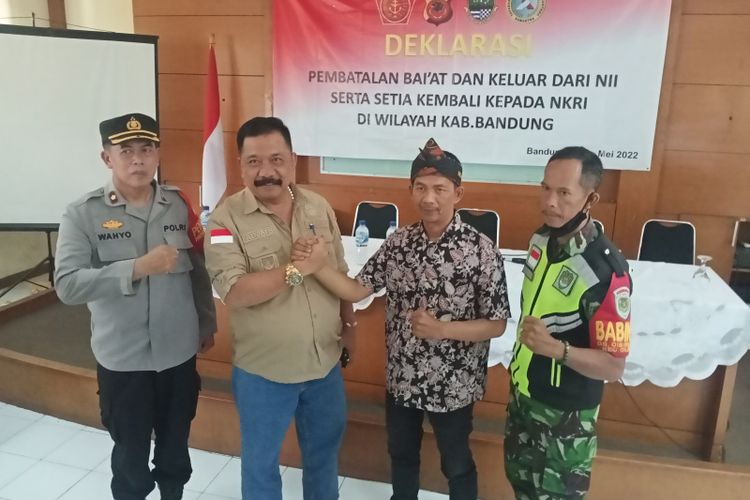 49 anggota Negara Islam Indonesia (NII) wilayah Kabupaten Bandung kembali ke pangkuan NKRI yang di Fasilitasi oleh Kecamatan Panyileukan, Kesbangpol, Polisi, TNI