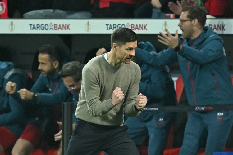 Pelatih Bayer Leverkusen, Xabi Alonso, terus menyentuh ketinggian baru bersama timnya. Terkini, Leverkusen menang 2-0 atas West Ham United pada laga leg pertama babak perempat final Liga Europa, Jumat (12/4/2024) dini hari WIB.