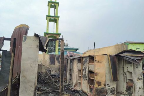 Diduga Korsleting Listrik, 7 Kios Barang Bekas dan 3 Rumah di Batam Ludes Terbakar