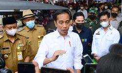 Dorong Usaha Kecil, Jokowi Beri Bantuan Modal untuk Pedagang di Subang