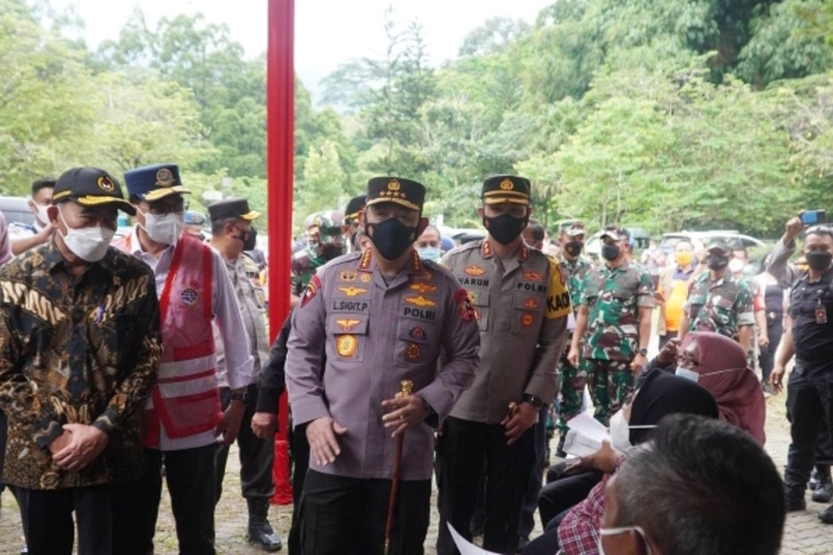 Kapolri Jenderal (Pol) Listyo Sigit Prabowo meninjau salah satu lokasi pelaksanaan kegiatan vaksinasi serentak Indonesia di Taman Safari Indonesia, Kecamatan Cisarua, Kabupaten Bogor, Jawa Barat, Kamis (23/12/2021).