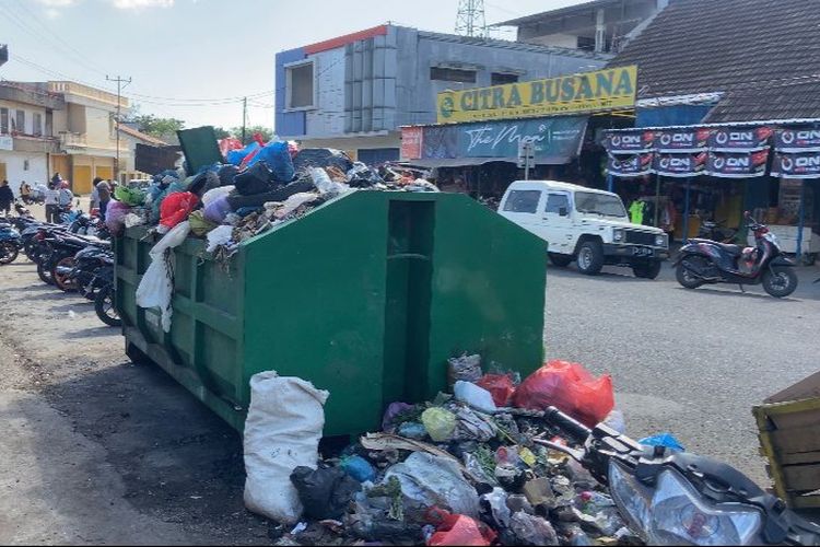 Foto: Salah satu tempat penampung sampah sementara yang berlokasi di Pasar Tingkat Maumere, Kecamatan Alok Timur.