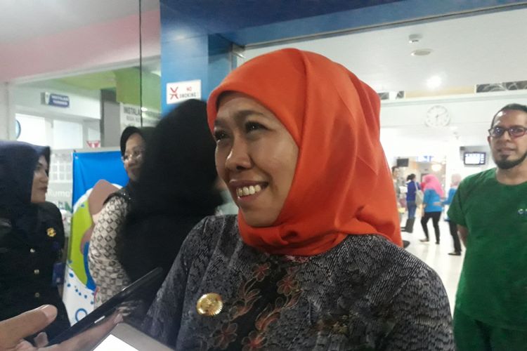 Gubernur Jatim, Khofifah Indar Parawansa menjenguk Arumi Bachsin di RS Ibu dan Anak Kendangsari Surabaya, Senin (18/2/2019). 