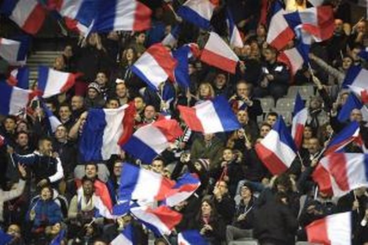 Suporter Perancis di Stade de France mendengar bunyi bom meledak pada tengah laga Les Bleus versus Jerman, Jumat (13/11/2015). 