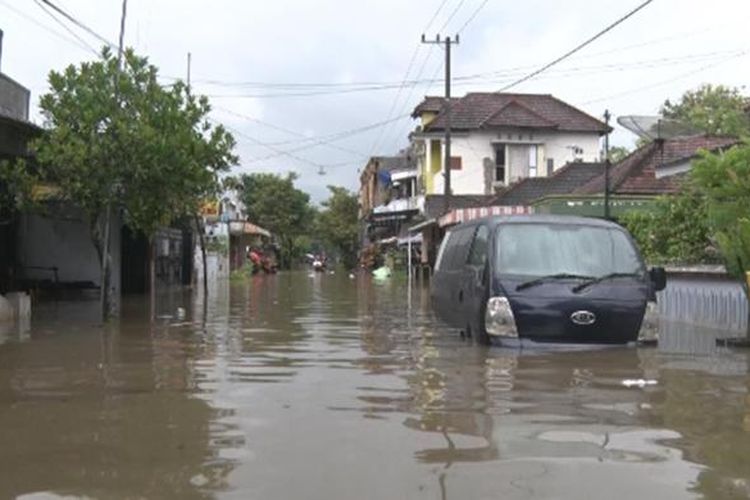 Ruas jalan Wr Supratman Kabupaten Trenggalek dan Permukiman warga terendam banjir (12/02/2017)