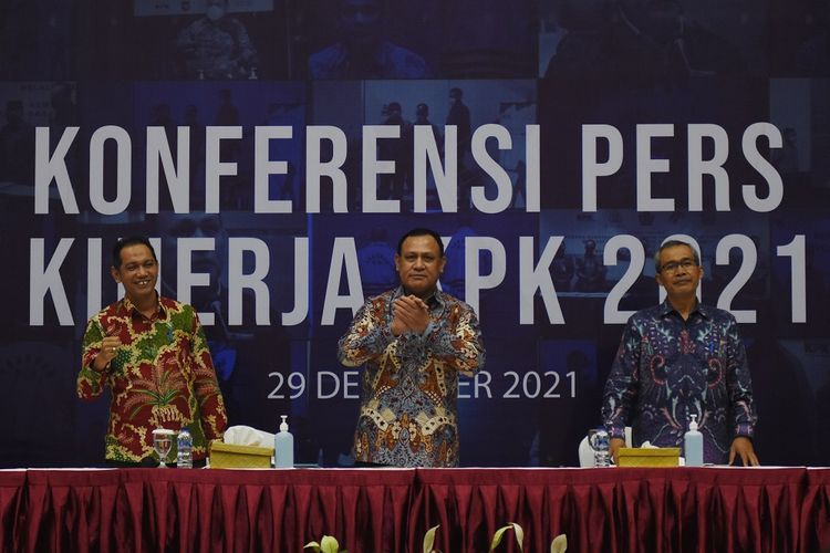 Ketua KPK Firli Bahuri (tengah) bersama Wakil Ketua Alexander Marwata (kanan) dan Nurul Ghufron (kiri) memberikan salam usai menyampaikan laporan Kinerja Tahun 2021 KPK di Gedung Penunjang KPK, Jakarta, Rabu (29/12/2021). KPK selama tahun 2021 telah melakukan upaya penindakan korupsi berupa 127 perkara penyelidikan, 105 perkara penyidikan, 94 perkara telah eksekusi putusan dengan jumlah tersangka 123 orang, sementara jumlah asset recovery sebesar Rp374,4 miliar. ANTARA FOTO/Indrianto Eko Suwarso/aww.