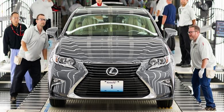 Sedan ES 350 adalah model pertama yang diproduksi Lexus di Amerika Serikat.