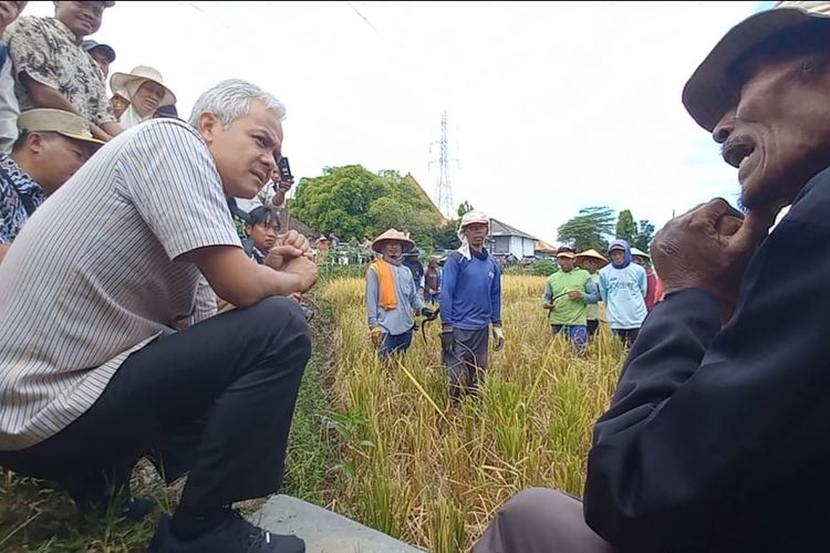 Gubernur Jawa Tengah, saat berdialog dengan petani Kendal. KOMPAS.COM/ISTIMEWA