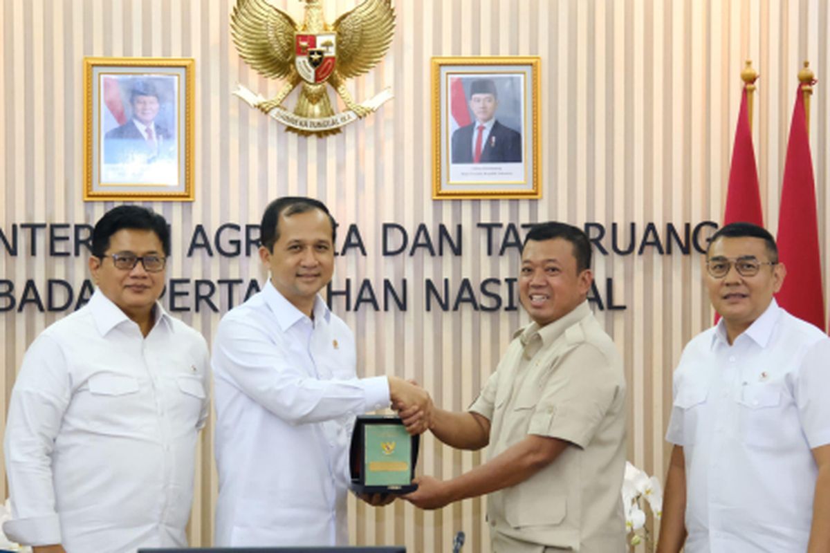 Menteri Agraria dan Tata Ruang/Kepala Badan Pertnahan Nasional (ATR/BPN), Nusron Wahid menerima kunjungan Menteri Transmigrasi, M. Iftitah Sulaiman Suryanagara di Kantor Kementerian ATR/BPN, Jakarta, Selasa (12/11/2024).