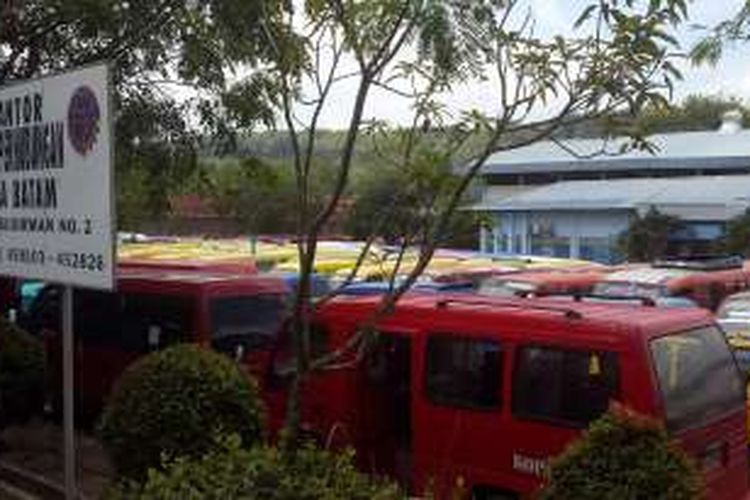 Para awak angkutan kota Batam, Kepulauan Riau mogok mulai Selasa (15/3). Mereka memarkir mobil-mobil angkutan umum di halaman Kantor Dinas Perhubungan Batam. Aksi itu untuk memprotes rencana Pemerintah Kota  Batam menambah jumlah dan rute bus kota