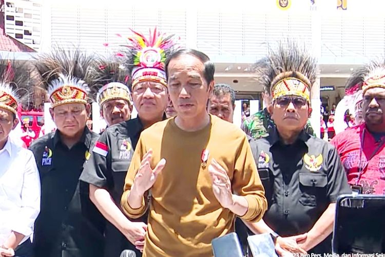 Presiden Joko Widodo memberikan keterangan pers usai meresmikan Papua Youth Creative Hub di Jayapura, Papua, Selasa (21/3/2023).